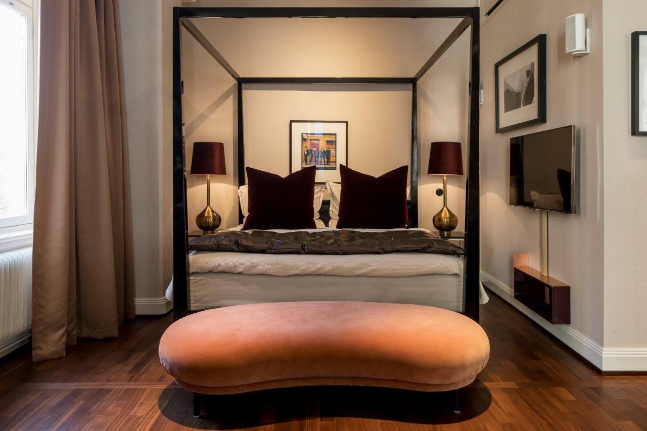 Large King Room with Street View,790922763:JPEG