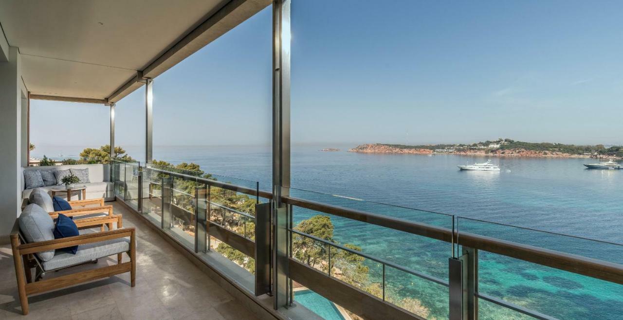 Suite Arion mit Kingsize-Bett und Panoramablick auf das Meer