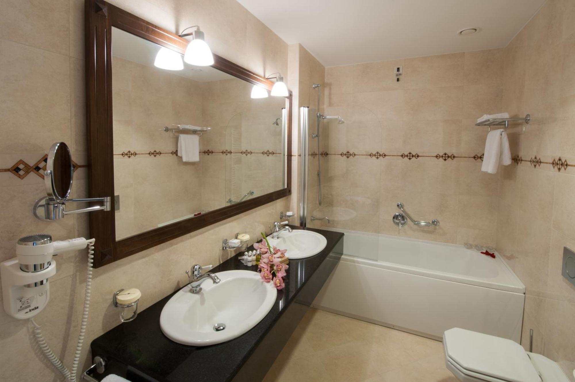 Deluxe King Suite with Balcony,1435819027:JPEG