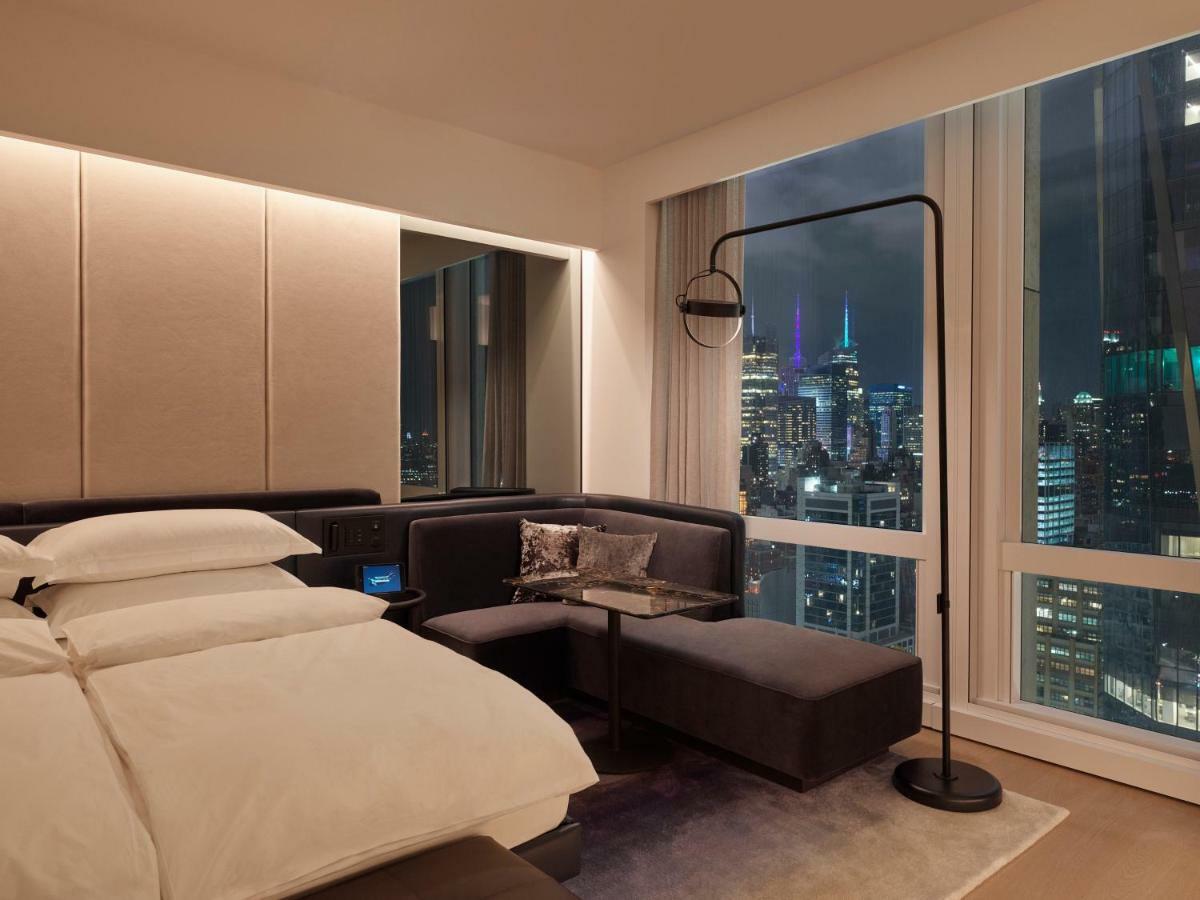 Deluxe Zimmer mit Kingsize-Bett und Schiffblick