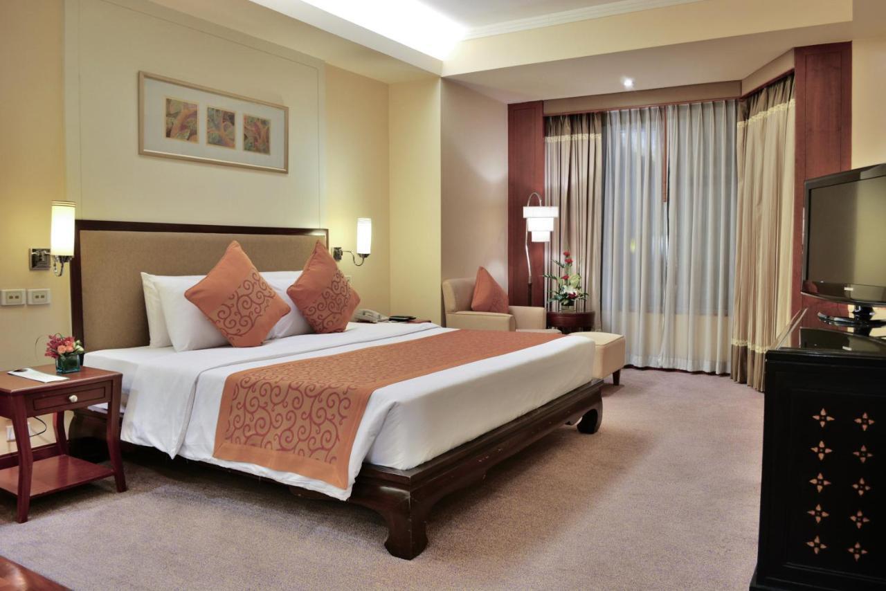 Executive Suite,925493779:JPEG