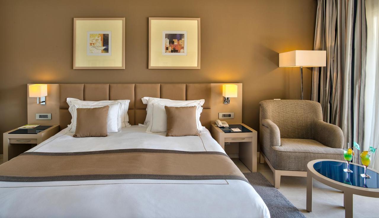 Zimmer mit Kingsize-Bett und Poolblick