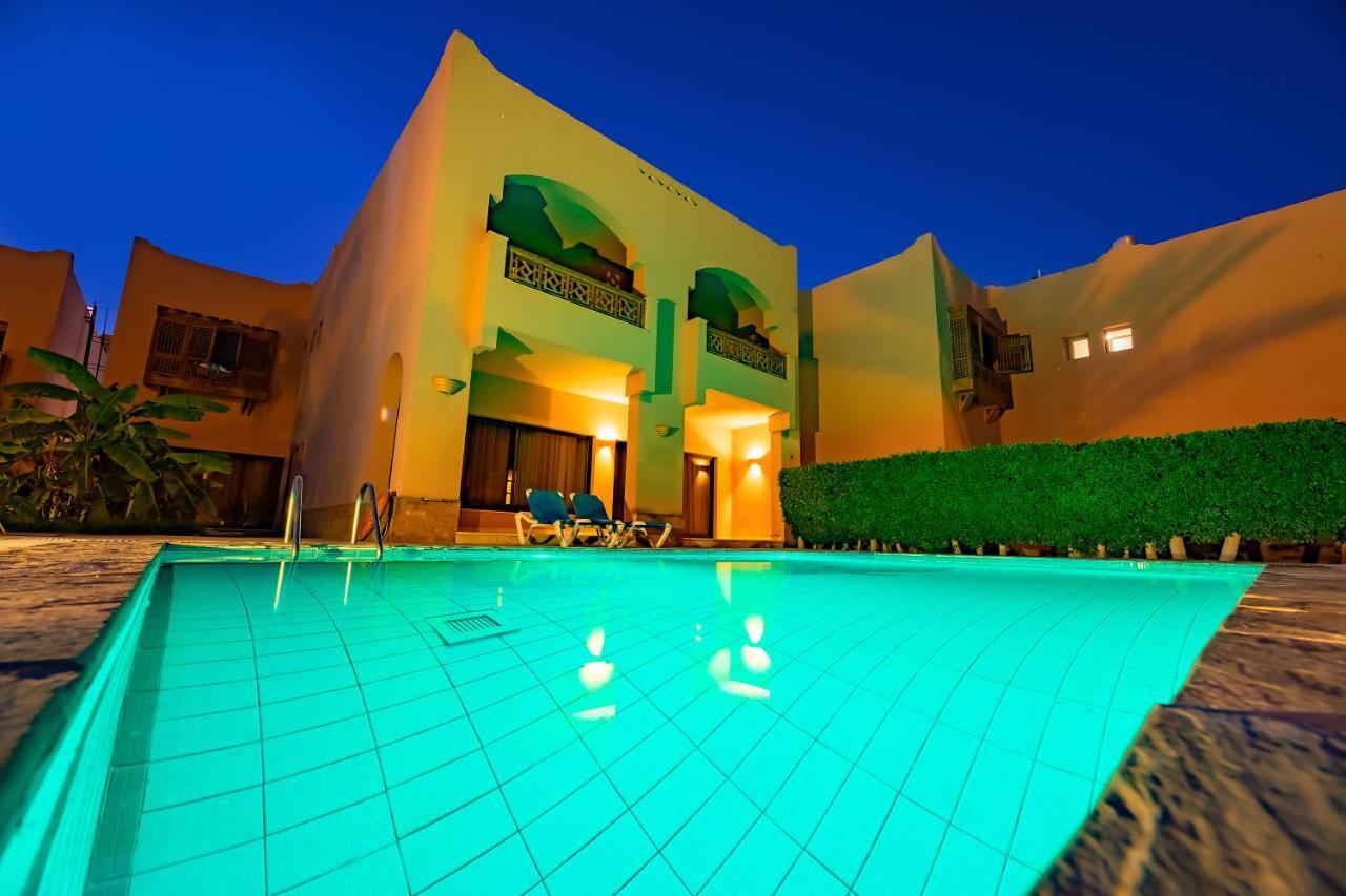 Villa mit 4 Schlafzimmern und Pool