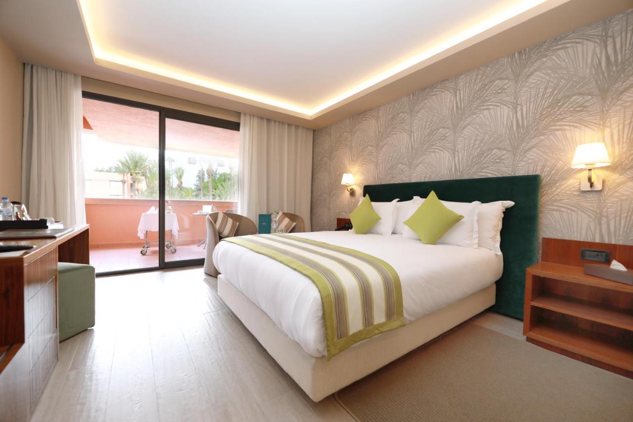 Premium Zimmer mit Doppelbett, Balkon und Poolblick