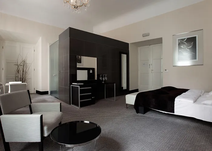 Old Town Square Residence By Emblem Prag